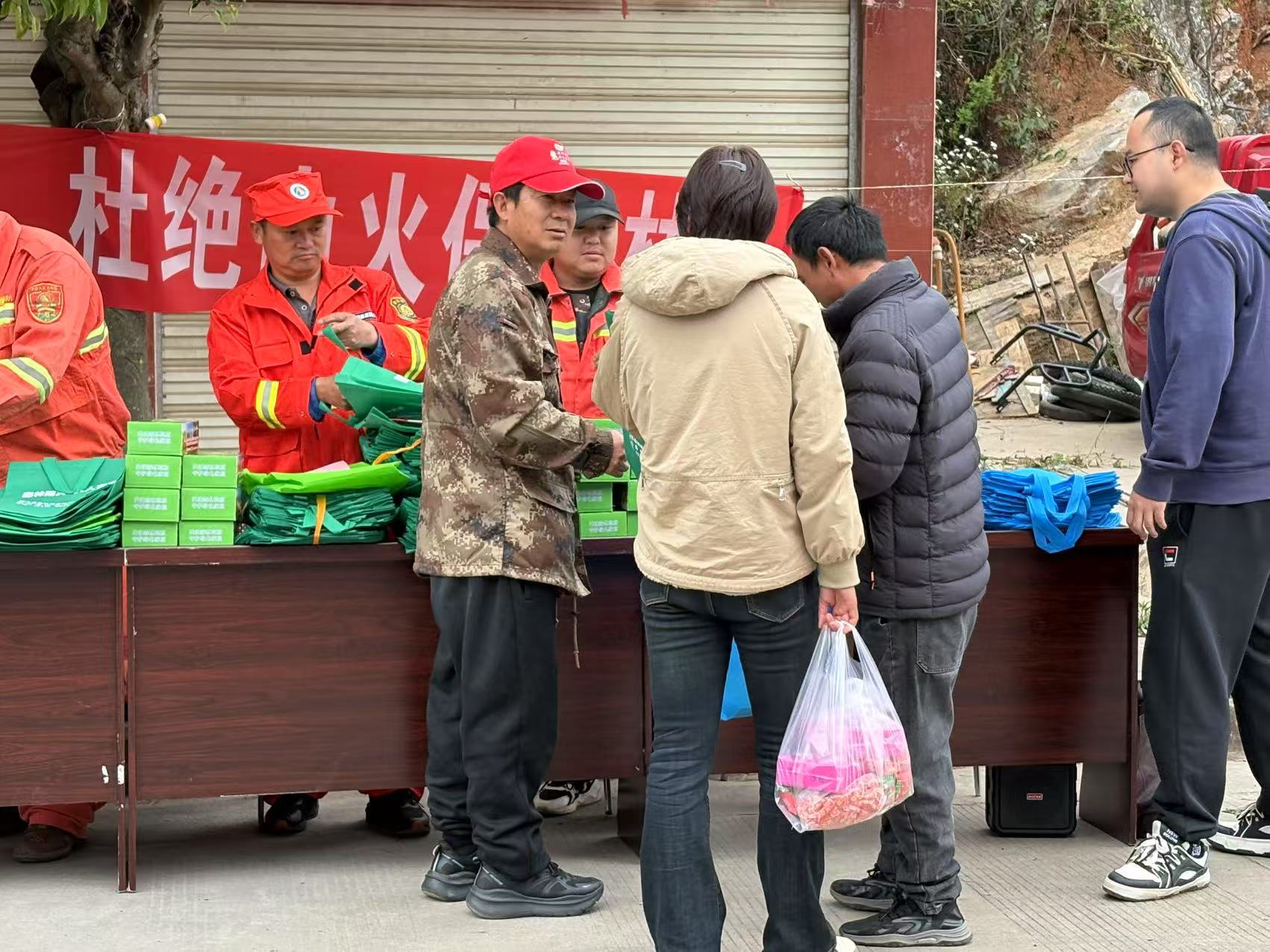 2025年3月31日塔甸鎮(zhèn)林業(yè)站、平安法治辦在集市開展移風(fēng)易俗森林防滅火宣傳 (5).jpg